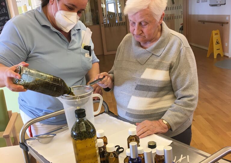 Der Sirup wird in Flaschen gefüllt.
