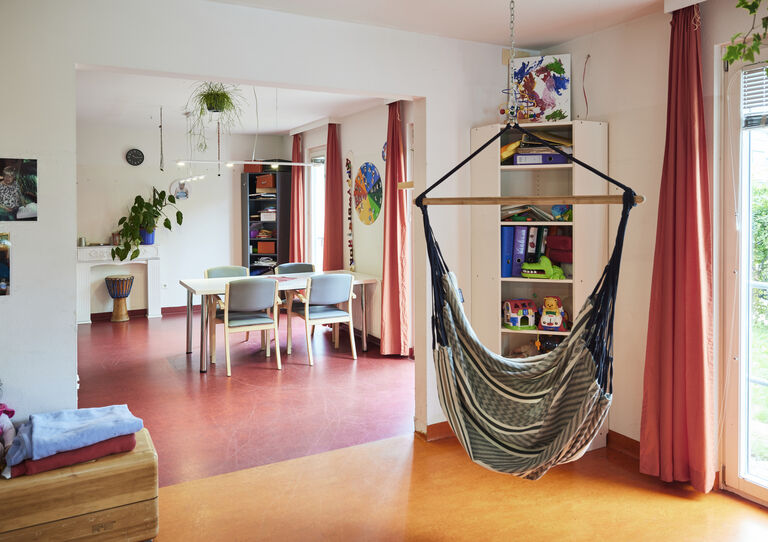 Wohnzimmer der HABIT WG Thürnlhofstraße mit Hängeschaukel und Esstisch