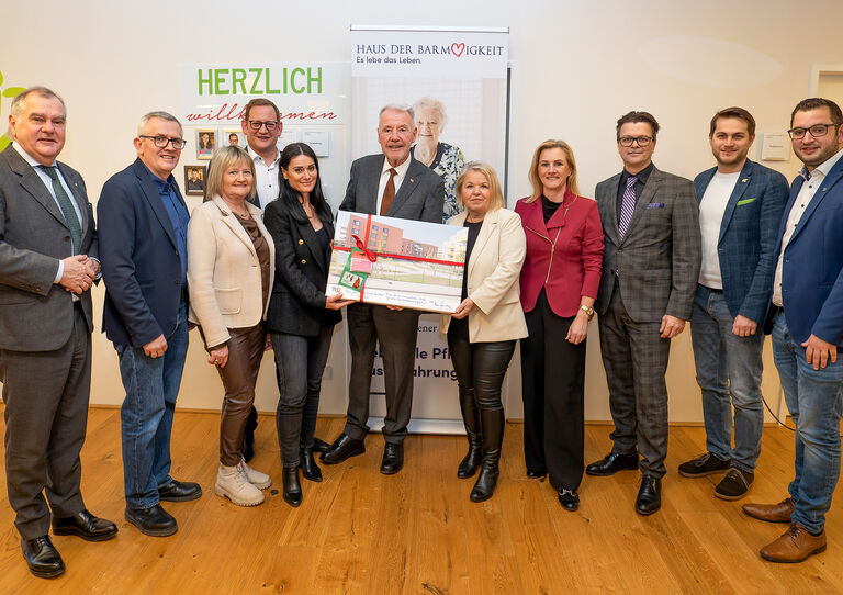 vlnr.: ÖVP-Stadtrat Franz Dinhobl, SPÖ-Klubsprecher Christian Hoffmann, SPÖ-Gemeinderätin Elisabeth Wallner, Heimleiter und Geschäftsführer Lukas Pohl, Pflegedienstleiterin Danijela Friedrich, ÖVP-Bürgermeister Klaus Schneeberger, SPÖ-Stadträtin Sabine Bugnar, SPÖ-Nationalratsabgeordnete Petra Tanzler, Haus der Barmherzigkeit-Geschäftsführer NÖ Markus Mattersberger, Grüne-Klubsprecher Michael Diller-Hnelozub und FPÖ-Gemeinderat Philipp Gerstenmayer