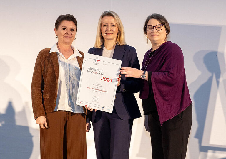 Sandra Rauch und Sabine Zech mit Bernadett Humer, Foto: Harald Schlossko Sandra Rauch und Sabine Zech mit Bernadett Humer, Foto: Harald Schlossko