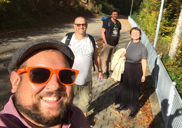 Fünf Selfie von HABIT Kolleg*innen bei der herbstlichen Wanderung