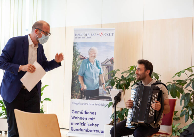 Geschäftsführer Harald Sidak bedankt sich bei Musiker Anel.