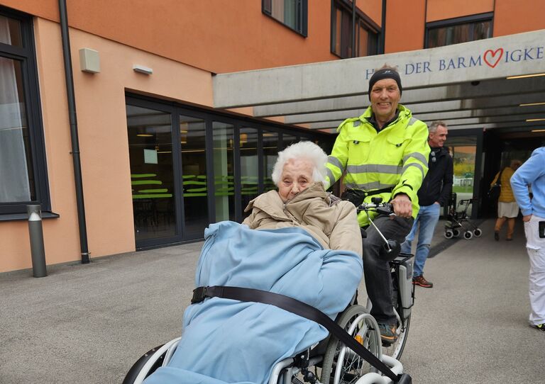 Mehr Mobilität im Alter: Rikscha-Fahrten im Stadtheim Wiener Neustadt Mehr Mobilität im Alter: Rikscha-Fahrten im Stadtheim Wiener Neustadt