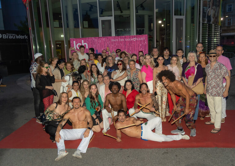 Unsere HB Mitarbeiter*innen mit der Capoeira-Gruppe Sul da Bahia Unsere HB Mitarbeiter*innen mit der Capoeira-Gruppe Sul da Bahia