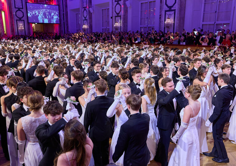 Elmayer Kränzchen Debütant*innen tanzend