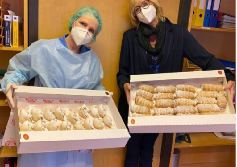 Süßer Gruß von einem Haus ins andere.