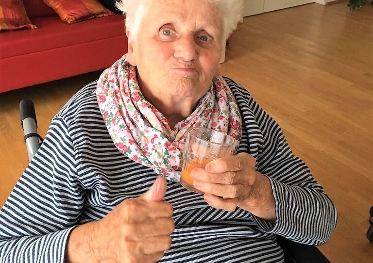 Eine Bewohnerin genießt den frisch gepressten Saft.