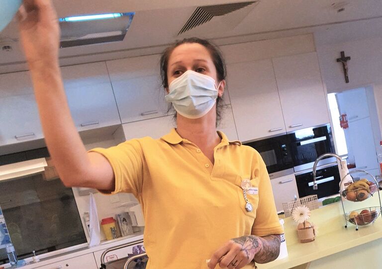 Mitarbeiterin bei der Luftballon Gymnastik