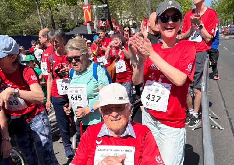 Vienna City Marathon 2026: Kolleg:innen und Bewohner:innen des HB Pflegekrankenhauses Tokiostraße haben beim Coca-Cola Inclusion Run mitgemacht