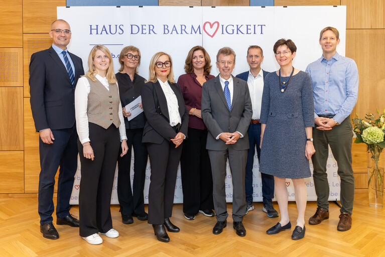 Pressebild mit Speakern auf der Fachveranstaltung "chronisch_konkret" zum Thema Altersgesundheit. Pressebild mit Speakern auf der Fachveranstaltung "chronisch_konkret" zum Thema Altersgesundheit.