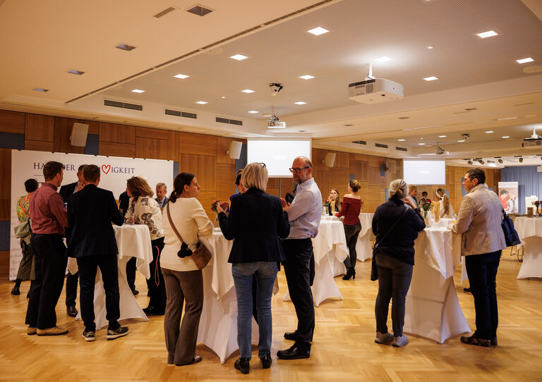 Seit zehn Jahren veranstaltet das Haus der Barmherzigkeit regelmäßig die Fachveranstaltung "chronisch_konkret", die sich mit gesundheitspolitischen und pflegerelevanten Themen befasst Seit zehn Jahren veranstaltet das Haus der Barmherzigkeit regelmäßig die Fachveranstaltung "chronisch_konkret", die sich mit gesundheitspolitischen und pflegerelevanten Themen befasst