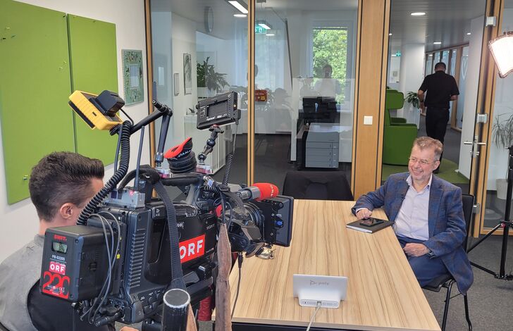 Institutsdirektor Christoph Gisinger vor einer ORF Kamera