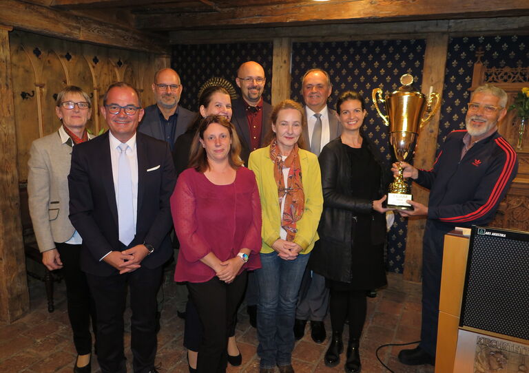 Zum Team des Jahres 2022 wurde beim Herbstempfang der Gemeinde Kirchstetten das Team des Clementinums gekürt: Gemeinderätin Margarete Maron, Vizebürgermeister Thomas Meyer, Gemeinderat Robert Winter, die Wohnbereichtsleiterinnen Sabine Hofer, Michaela Doppler und Gerda Mihalovic, Pflegedienstleiter Zlatan Plesko, Bürgermeister Josef Friedl, Heimleiterin Veronika Schauer und Arzt René Chahrour.