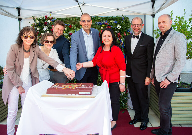 Feierlicher Tortenanschnitt bei der Eröffnung der Jubiläumsgala