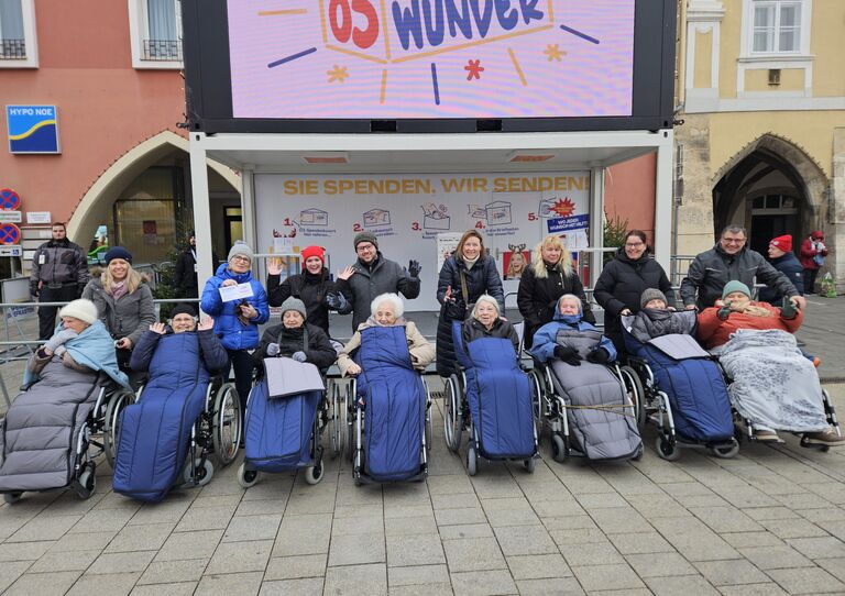 Die gespendeten Daunen-Schlupfsäcke wurden direkt von den Bewohner*innen des Stadtheims Wiener Neustadt ausprobiert Die gespendeten Daunen-Schlupfsäcke wurden direkt von den Bewohner*innen des Stadtheims Wiener Neustadt ausprobiert