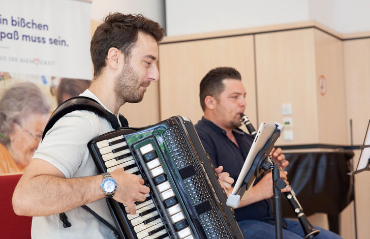 Zwei Musiker (Akkordeon und Klarinette) anlässlich eines Konzertes in der Seeböckgasse