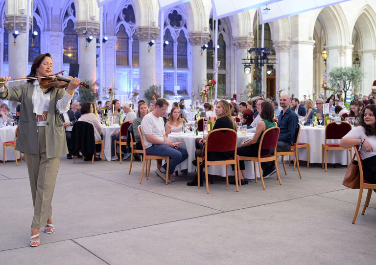 Violinistin Rusanda Panfili begleitete mit Multi-Instrumentalist Johannes Winkler durch den Festakt Violinistin Rusanda Panfili begleitete mit Multi-Instrumentalist Johannes Winkler durch den Festakt
