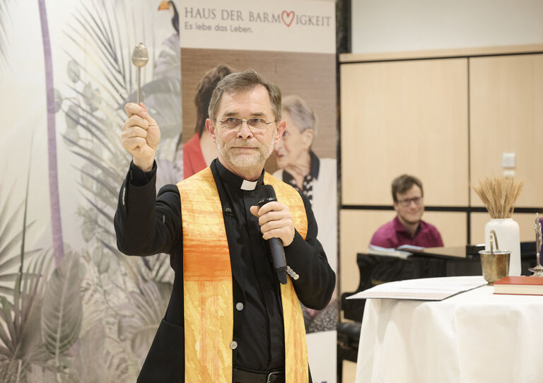 Josef Grünwidl, ernannter Erzbischof von Wien, sprach einen Segen für Mitarbeitende und Bewohner*innen Josef Grünwidl, ernannter Erzbischof von Wien, sprach einen Segen für Mitarbeitende und Bewohner*innen