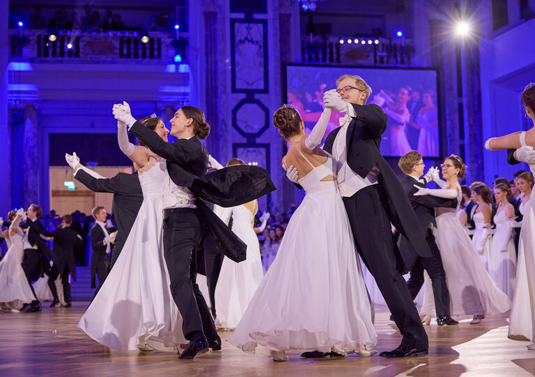 Tanzende Debütant*innen beim Elmayer-Kränzchen Tanzende Debütant*innen beim Elmayer-Kränzchen