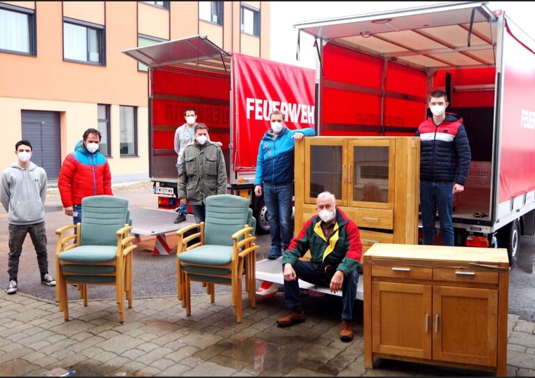 Spender und Empfänger mit den gespendetem Mobiliar.