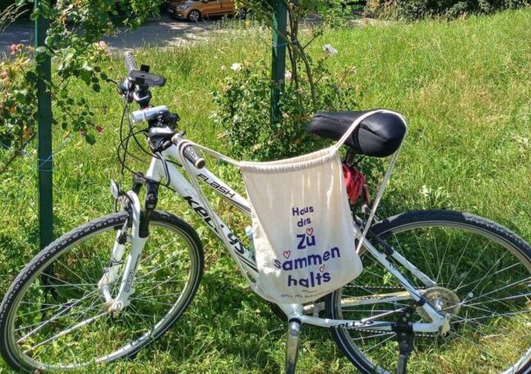 Fahrrad mit Botschaft Haus des Zusammenhalts