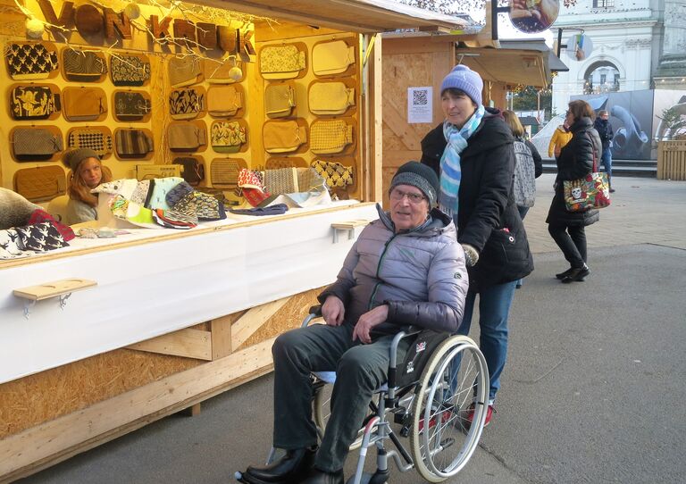 Die Bewohner*innen am Christkindlmarkt.