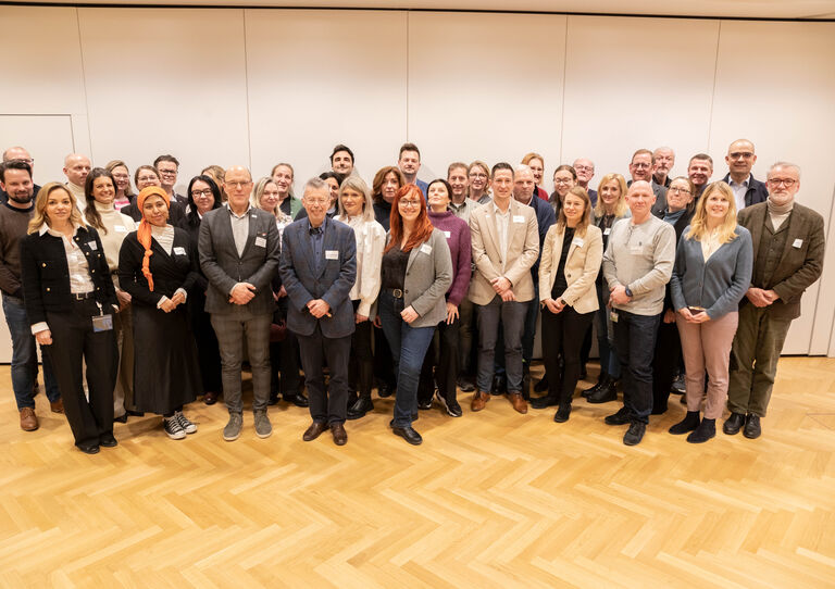 Gruppenbild aller Teilnehmer*innen des Vernetzungstreffens Geriatrischer Krankenanstalten Österreichs