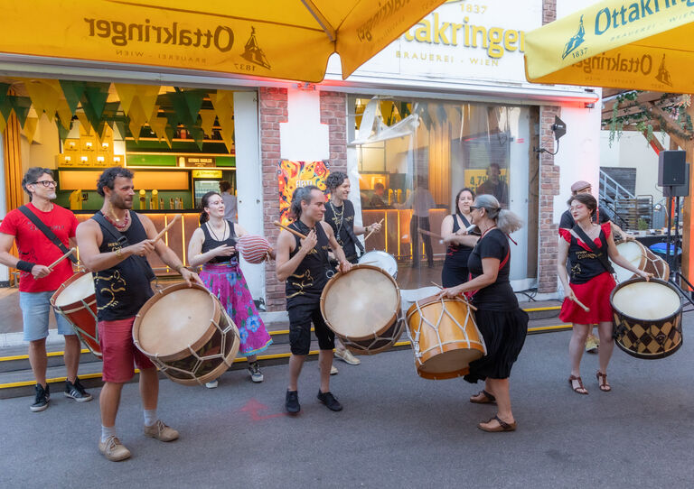 Kraftvoller Trommelauftritt der Wiener Maracatu Caxinguelê Kraftvoller Trommelauftritt der Wiener Maracatu Caxinguelê