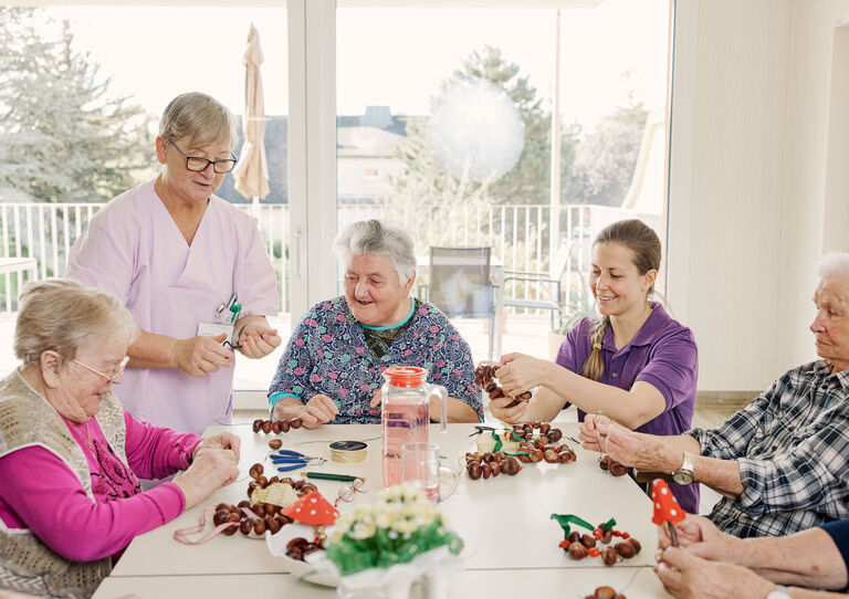 Aufnahme von Mitarbeiterinnen und Bewohnerinnen aus dem Stadtheim, wie sie gemeinsam basteln.
