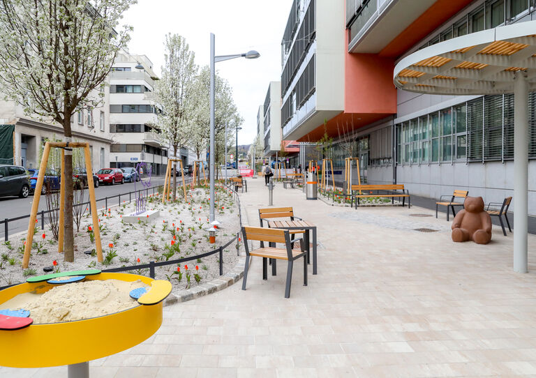 Der Pocket-Park vor dem HB Pflegekrankenhaus Seeböckgasse schafft mehr Grünflächen, Verkehrssicherheit und Lebensqualität 