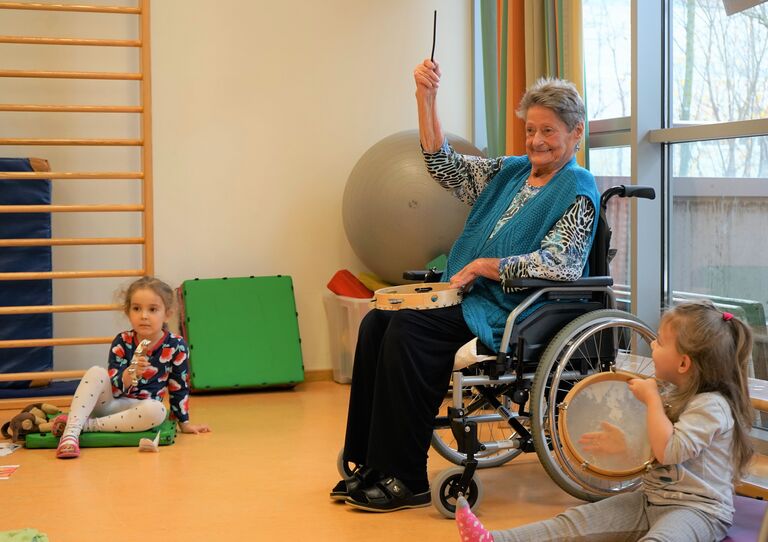 Bewohner*innen treffen Kinder aus dem Betriebskindergarten