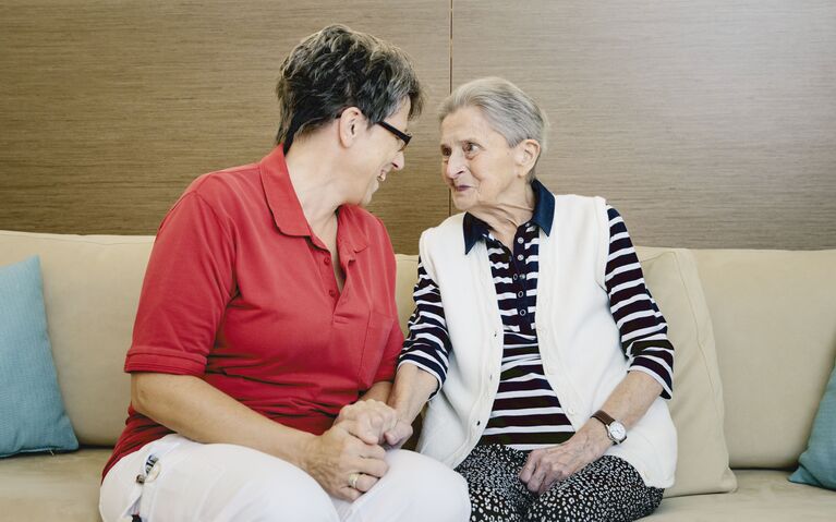 Hospiz-Leiterin Pauline Zimmel und Bewohnerin Resi.