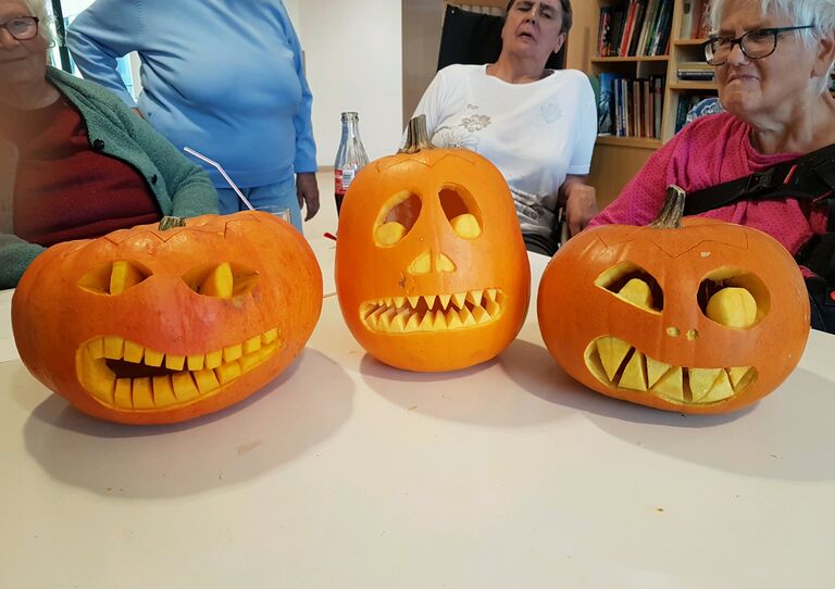 Die geschnitzten Kürbisse tragen nun alle Gesichter.