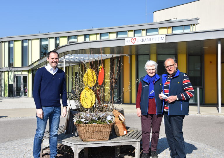 Herr und Frau Haimer übergeben die gesegneten Palmbuschen an Gregor Kopa.