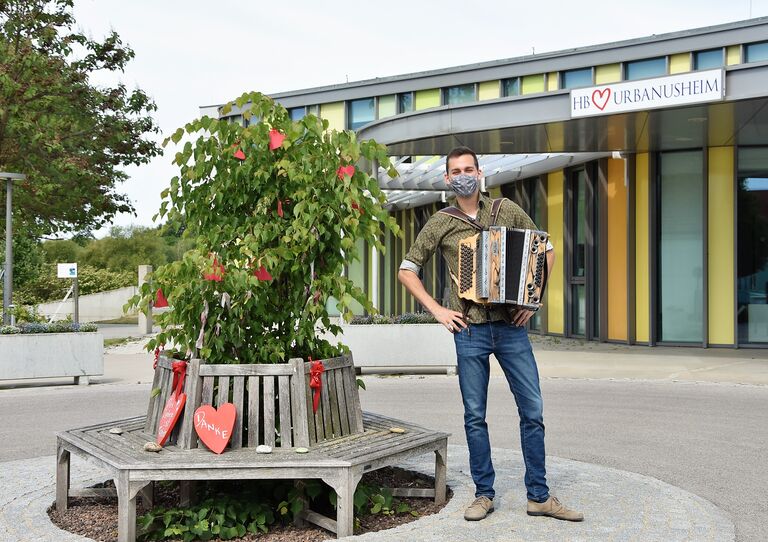 Musikschullehrer Marcus Bittner begeistert das Publikum auf den Terrassen des Urbanusheims.