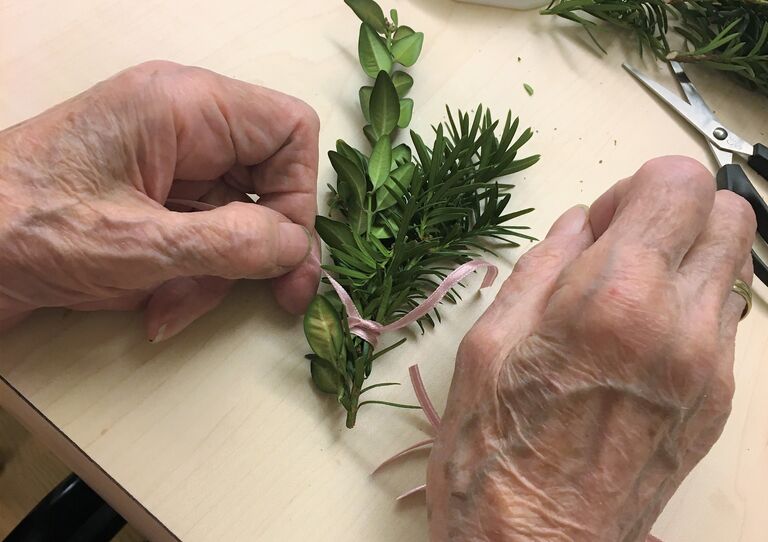 Hände und Palmbuschen.