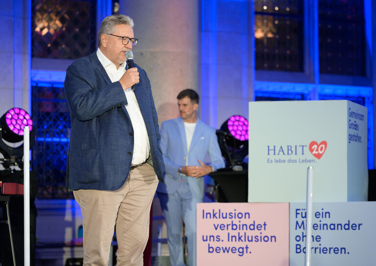Stadtrat Peter Hacker betont in seinen Grußworten die innovativen Angebote und fachliche Kompetenz HABITs Stadtrat Peter Hacker betont in seinen Grußworten die innovativen Angebote und fachliche Kompetenz HABITs