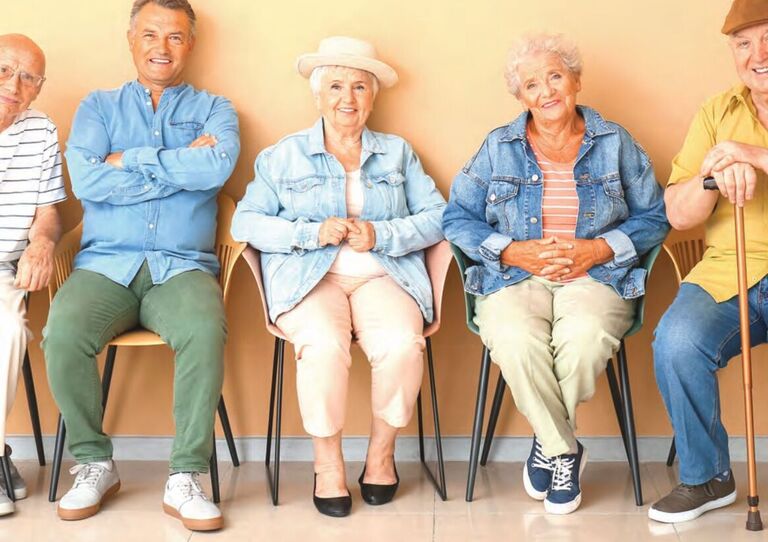Fünf ältere Menschen sitzen auf einem Stuhl - Titelbild der Broschüre