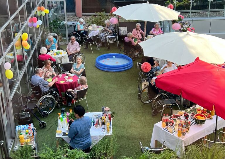 Station Christoph in der Seeböckgasse feiert auf der grünen Terrasse Station Christoph in der Seeböckgasse feiert auf der grünen Terrasse