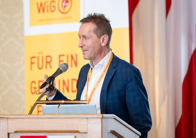 Thomas Dorner, Leiter der Akademie für Altersforschung am Haus der Barmherzigkeit, während seines Vortrages "Altern und Gesundheitsförderung – individuelle und gesellschaftliche Herangehensweisen" bei der Fachtagung "Sicher gesund in Wien"