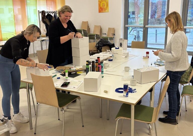 "Vergissmeinnicht"-Erinnerungskisten im Urbanusheim "Vergissmeinnicht"-Erinnerungskisten im Urbanusheim