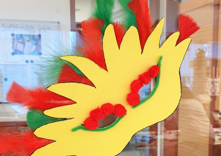 Selbstgemachte, bunte Faschingsmasken.