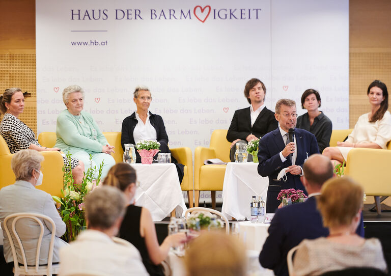 Moderatorin Rebekka Salzer, Bewohnerin Christine Mühlberger, Stationsleiterin Julia Hruby das Architektenpaar Julia Klammer-Zeleny und Stephan Klammer-Zeleny und Heimleiterin Veronika Schauer diskutieren auf der Bühne.