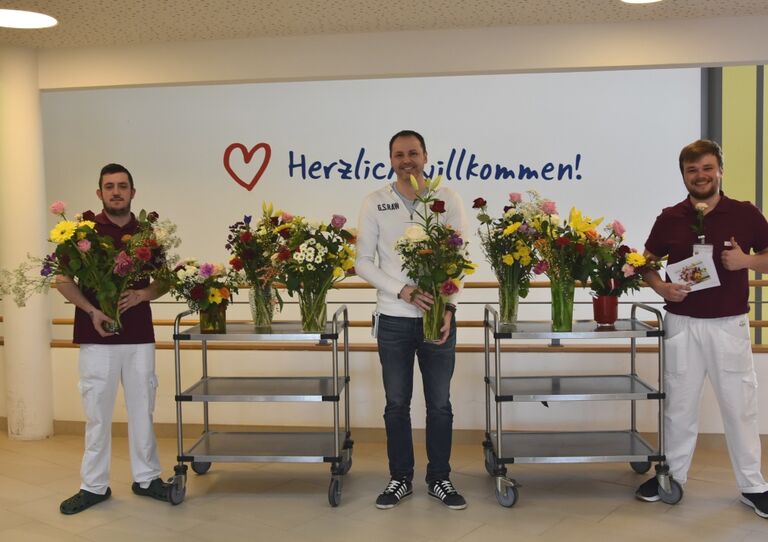 Die Zivildiener Andreas und Lukas verteilen mit Gregor Kopa die Blumensträuße.