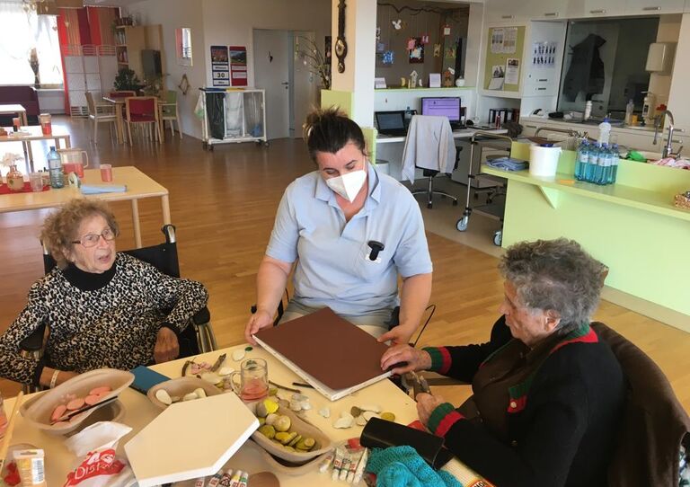 Bewohnerinnen und Mitarbeiter*innen basteln an den Kunstwerken.