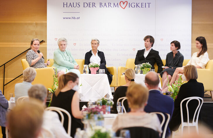 Podium Teilnehmer*innen Feier der Herzen.