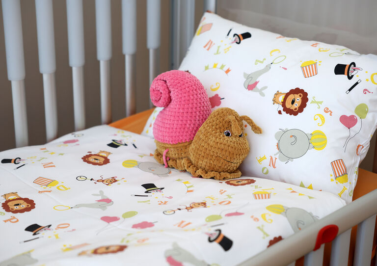 Schnecken Stofftier auf Bett Schnecken Stofftier auf Bett