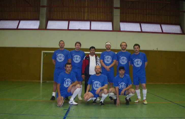 Gruppenbild der HB Fußballmannschaft in einer Halle
