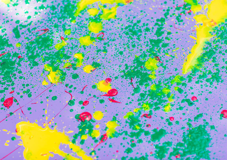 Ein buntes Acrylgemälde aus dem Action Painting