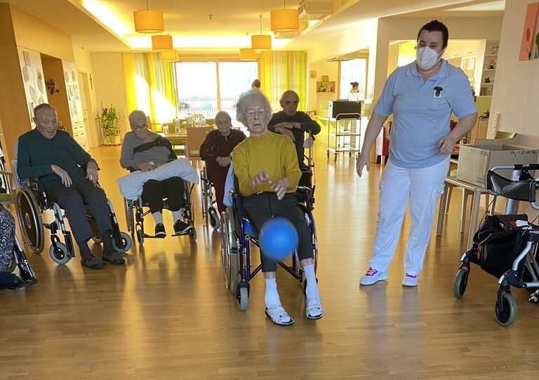 Eine Bewohnerin wirft den Ball.